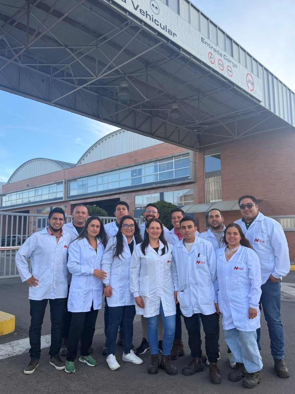 Equipo de Industrias Naisad en las instalaciones de la planta